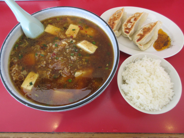 「マーボーラーメン（９６０円）ハーフ餃子３９０円半ライス２００」@手打ラーメン 珍来 田中店の写真