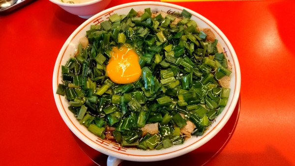 「ニラ中華そば_1100円＋純レバ丼_750円」@レバニラ中華 満腹の写真