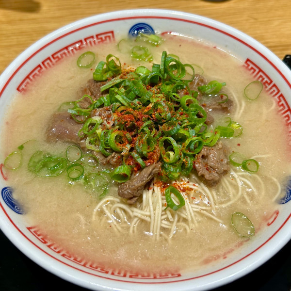 「牛すじラーメン(カタメン)」@豚骨ラーメン そらのいろ 麹町本舗の写真