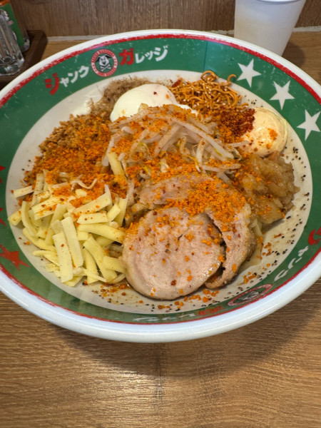 「パワフルまぜそば 温玉」@ジャンクガレッジ 東大宮店の写真