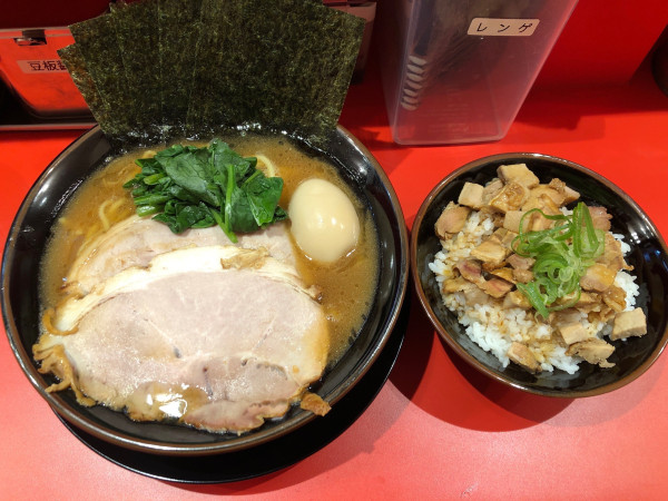 「三楽家特製ラーメン＋中盛＋肉飯（サービス）」@ラーメン 三楽家の写真