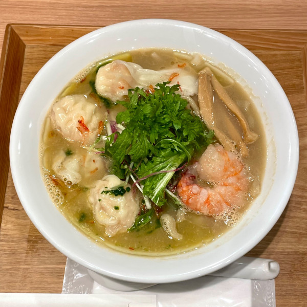 「【寿製麺 よしかわ】オマール海老ワンタン麺」@ラーメンWalkerキッチンの写真