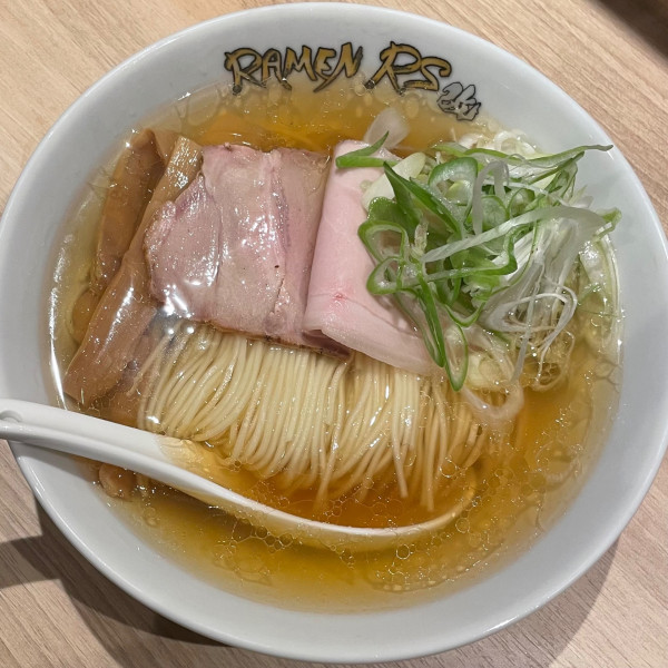 「煮干し中華そば（白醤油）950円」@RAMEN RS 改 すすきの店の写真