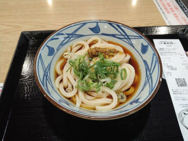 「ぶっかけうどん（冷・食べるラー油トッピング）」@丸亀製麺 イオンモールKYOTO店の写真