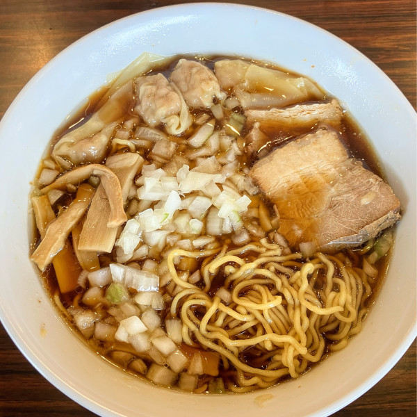 「ワンタンメン900円タマネギ増し100円」@ラーメン富士屋 白井店の写真