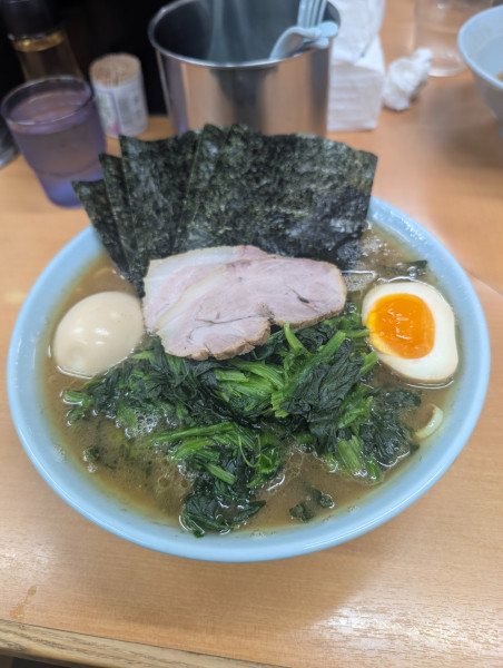 「特製ラ〜メン中、ほうれん草、味玉」@横浜らーめん 武蔵家 綾瀬店の写真
