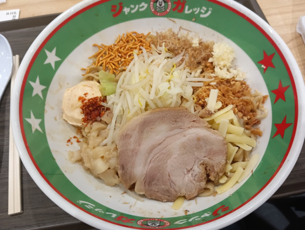 「まぜそば並（玉子なし）¥840」@ジャンクガレッジ イオン北戸田店の写真