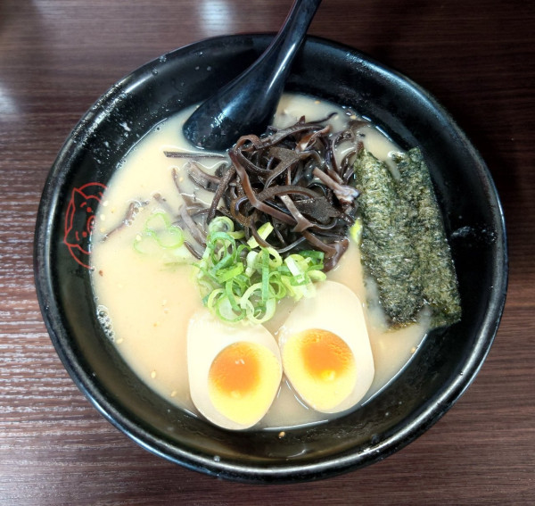 「とんこつラーメン（1000円）」@博多ラーメン 長浜や 立川店の写真