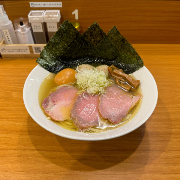 「全部のせ塩ラーメン燻製たまご」@しののめヌードルの写真