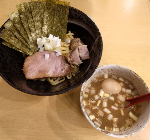 「特製煮干しつけ麺+海苔（麺少なめ、1250円）」@渡辺商店の写真
