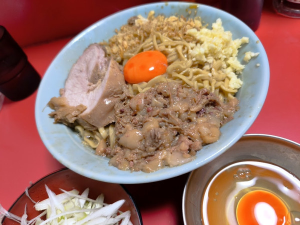 「釜玉そば・生卵・ねぎ（ちょい脂・にんにく）」@ラーメン富士丸 明治通り都電梶原店の写真