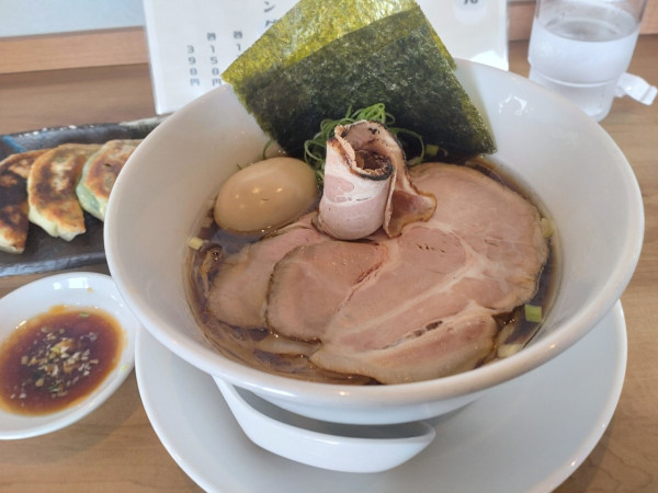 「特製醤油らーめん＋イカ餃子」@らーめん はんぐりーの写真