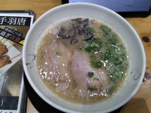 「とんこつらーめん 800円」@麺屋 富貴 諫早駅店の写真