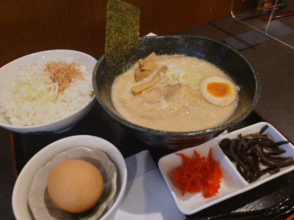 「特製豚骨ラーメン　890円」@麺処 藤笑の写真