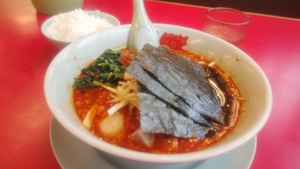 「辛味噌ネギラーメン激辛　半ライス＆背脂変更」@ラーメン山岡家 青梅店の写真