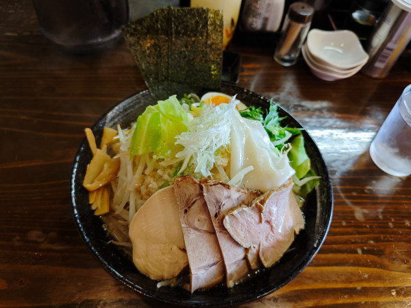 「豚湯 大盛 特製 ヤサイアブラ」@らぁ麺のお店 三色の写真