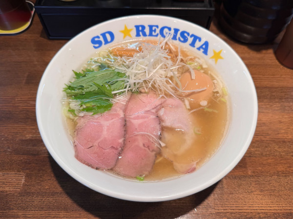 「塩らぁめん＋味玉」@SPORTS DINING REGISTAの写真