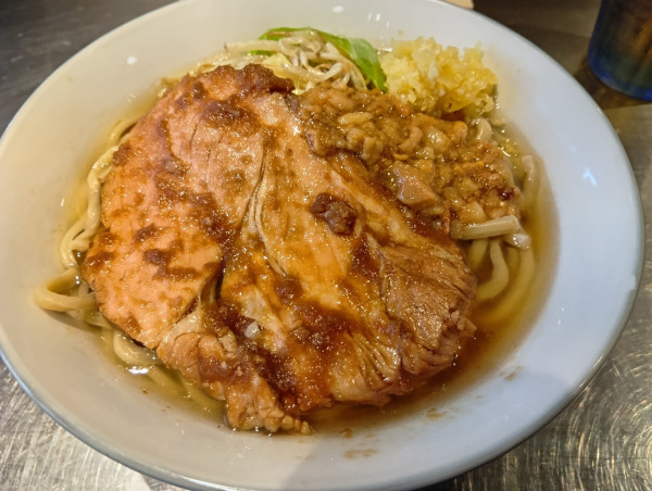 「ラーメン200ｇ　野菜少な目　アブラ多目　ニンニクチョイ多目」@成城贅肉店の写真