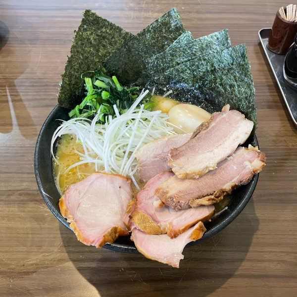 「天王ラーメン+トロトロバラ肉+スモークロース」@横浜家系らーめん 天王家 寒川総本店の写真