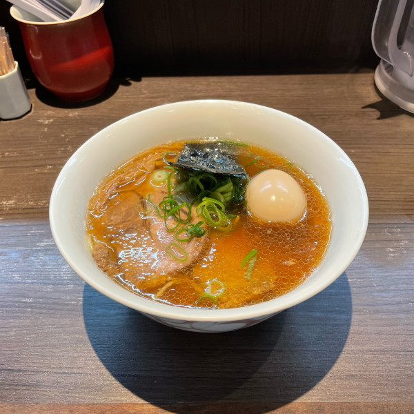 「醤油らぁ麺+チャーシュー+味玉」@支那そばや 本店の写真