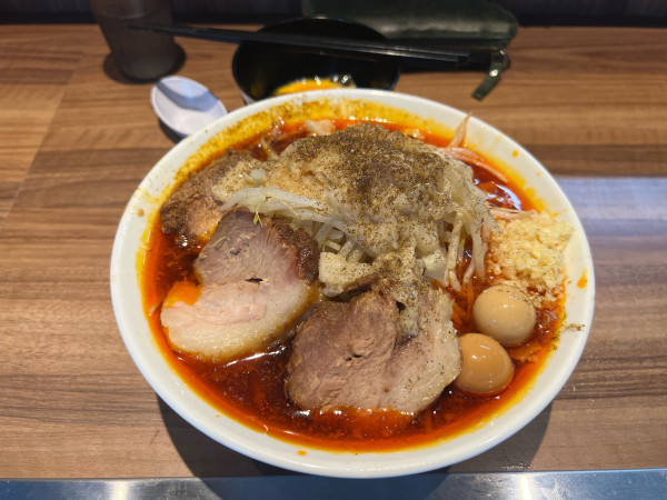 「辛麺　麺200g 野菜にんにく油カラメ花椒、生卵」@らーめん菊の写真