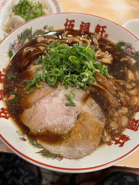 「背脂黒醤油ねぎらーめん」@伍福軒 蒲田店の写真