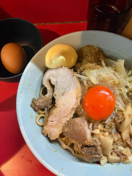 「限定かまたま生卵ぶたかすあぶら」@ラーメン富士丸 西新井大師店の写真