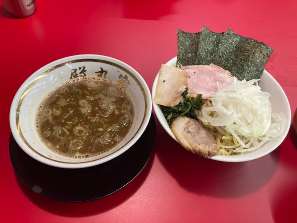「つけ麺大盛り+チャーシュー（バラとトントロ）」@王道家直伝との丸家 伊勢崎店の写真