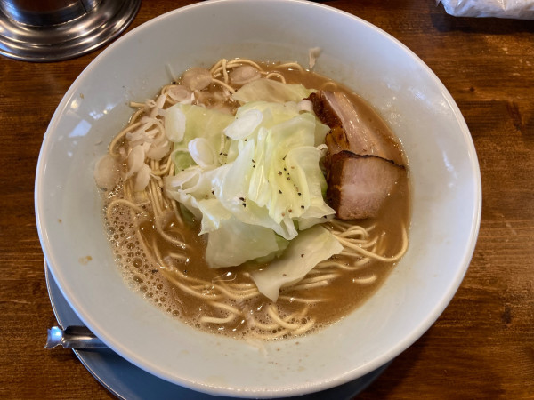 「らー麺大盛り+あぶり替え玉」@らー麺屋台 骨のzuiの写真