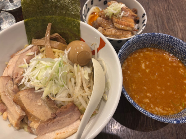 「特製味噌つけ麺中盛 チャーシュー丼」@ななほしの写真