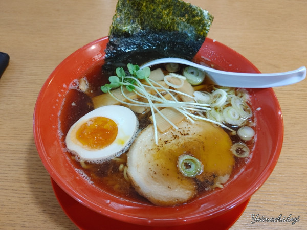「醤油ラーメン（880円）」@麺とび 六方 松川店の写真