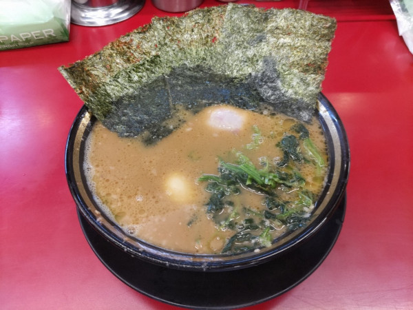 「ラーメン・麺少なめ・味玉（麺少なめサービス）」@柏 王道家の写真