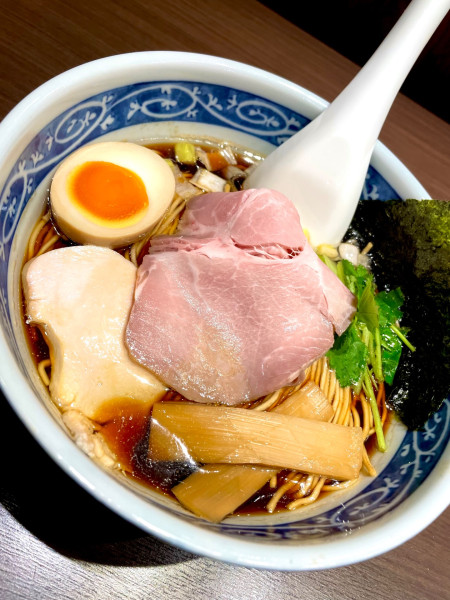 「煮干しそば 黒醤油」@寿製麺よしかわ 坂戸店の写真