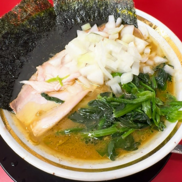 「ラーメン900円＋半ライス100円＋サービス玉ネギ」@家系ラーメン王道家直伝 との丸家 香取店の写真
