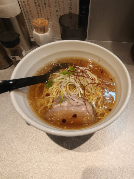 「琥珀醤油拉麺 500円」@天雷軒 四ツ谷本店の写真