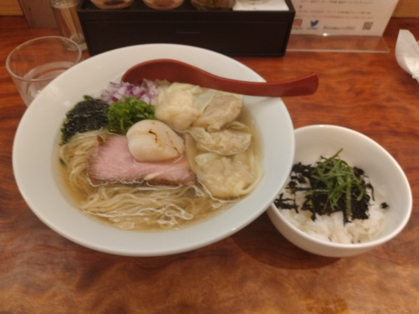 「魚介出汁の冷し塩そば¥1700+海老ワンタン¥270+小茶漬」@三馬路 東京店の写真