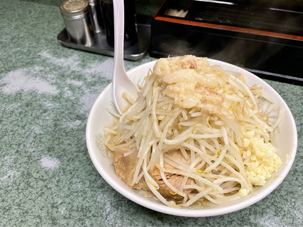 「学生ラーメン(ヤサイ/ニンニク/アブラ多め(液・固))」@ラーメン二郎 新宿小滝橋通り店の写真