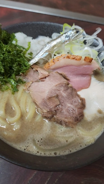 「濃厚煮干し鶏白湯らーめん」@麺酒場の写真