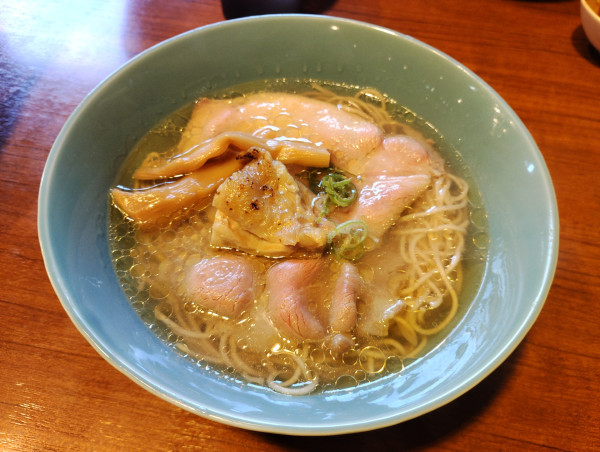 「名古屋コーチンの極上炙り肉中華そば　塩」@寿製麺よしかわ 川越店の写真