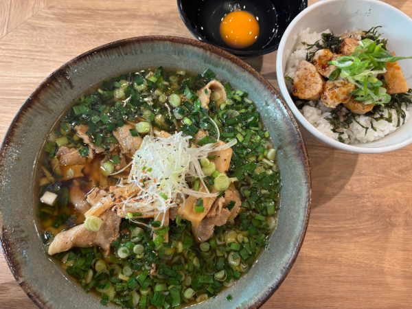 「[限定]ブラバラニラソバ+霧島鶏のつくね丼」@自家製麺250の写真