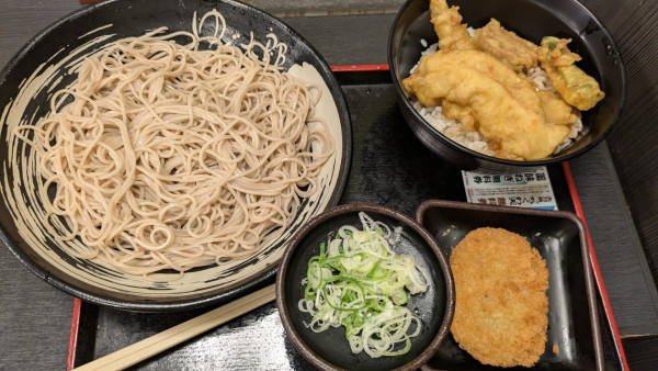 「（秋メニュー）とりちくわ天丼セット、コロッケ（クーポン）」@ゆで太郎 水道橋店の写真
