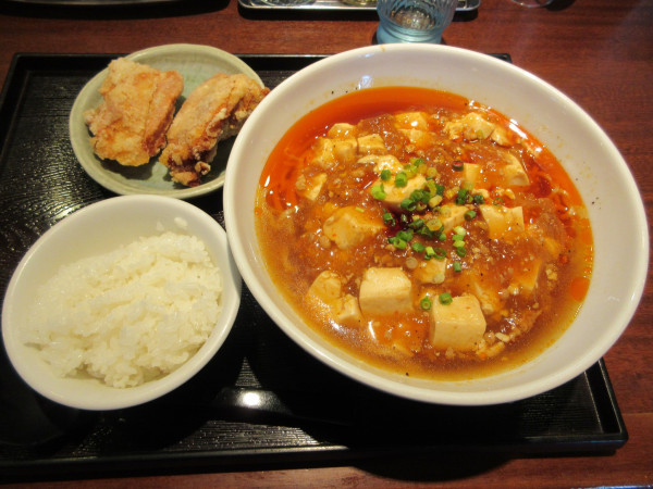 「麻婆らーめん（９６８円）＋唐揚げセット４９５円」@爆裂石焼らーめん 一兆 つくば並木店の写真