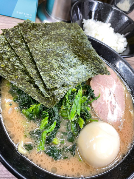 「ホーレン草ラーメン＋小ライス (無料)」@家系らーめん 武蔵家 川越店の写真
