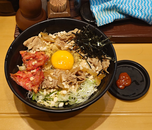 「【期間限定】月見うま肉そば（冷し）」@名代 富士そば 秋葉原店の写真