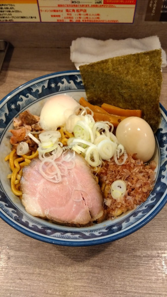 「油そば(普通)+温玉+くん玉」@兎に角 松戸店の写真