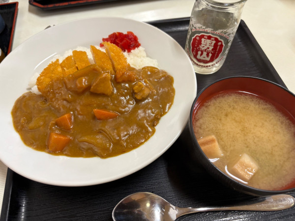 「カツカレー840円+カップ酒」@勢登鮨  八食センター支店の写真