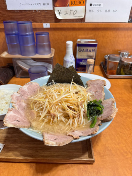 「背脂ネギチャーシュー」@ラーメンショップ大門 福大亭の写真