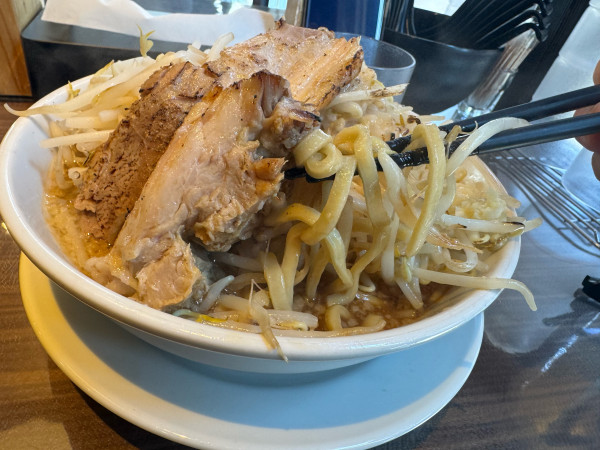 「本気の炙り焼豚そば2枚1230円」@本気の焼豚 プルプル食堂の写真