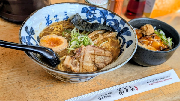 「魚介しぼり醤油ラーメン＋ミニ豚丼（1,000円＋580円）」@弟子屈ラーメン 弟子屈総本店の写真