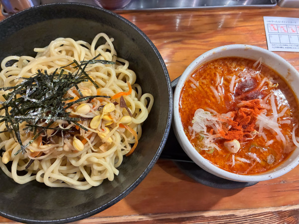 「辛辛つけ麺 ランチタイム大盛無料」@らあ麺 やったる 新宿店の写真